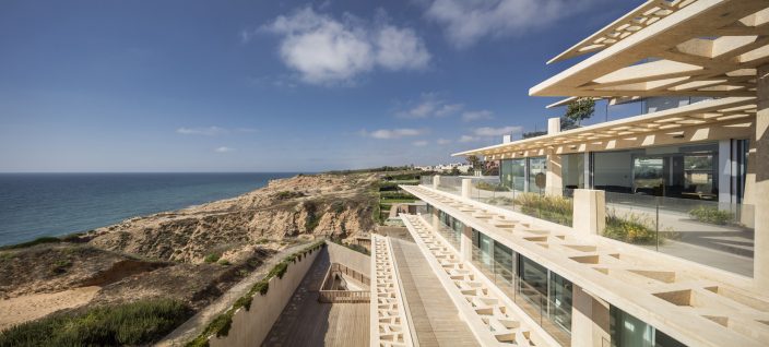 The desire to maximize sea view was a primary concern in designing this complex and challenging apartment building.